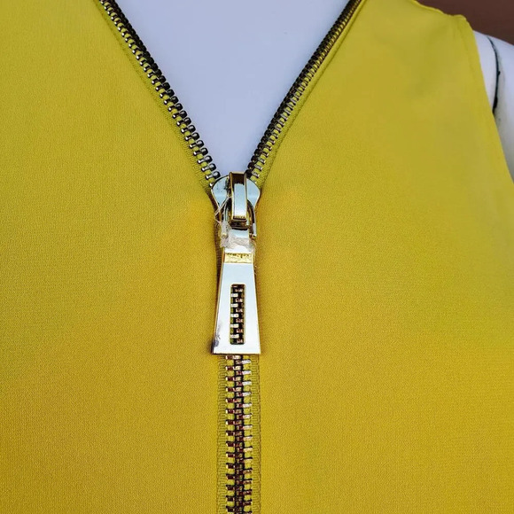 NWT Carmen Marc Valvo Sleeveless Front-Zip Top Yellow Size Medium - Picture 6 of 15